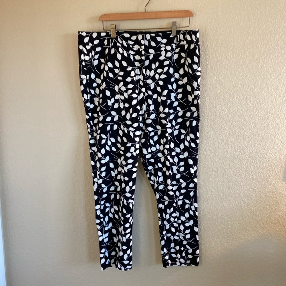 Talbots Navy and White Leaf Print Cropped Pants